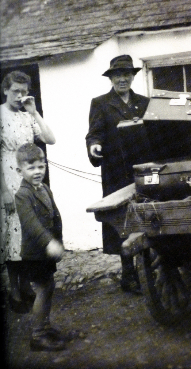 Sweeny // County Dublin :: A group shot, suitcases on car