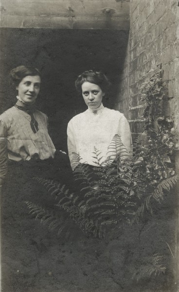 Maud and Mabel Carney, Belfast, 1910